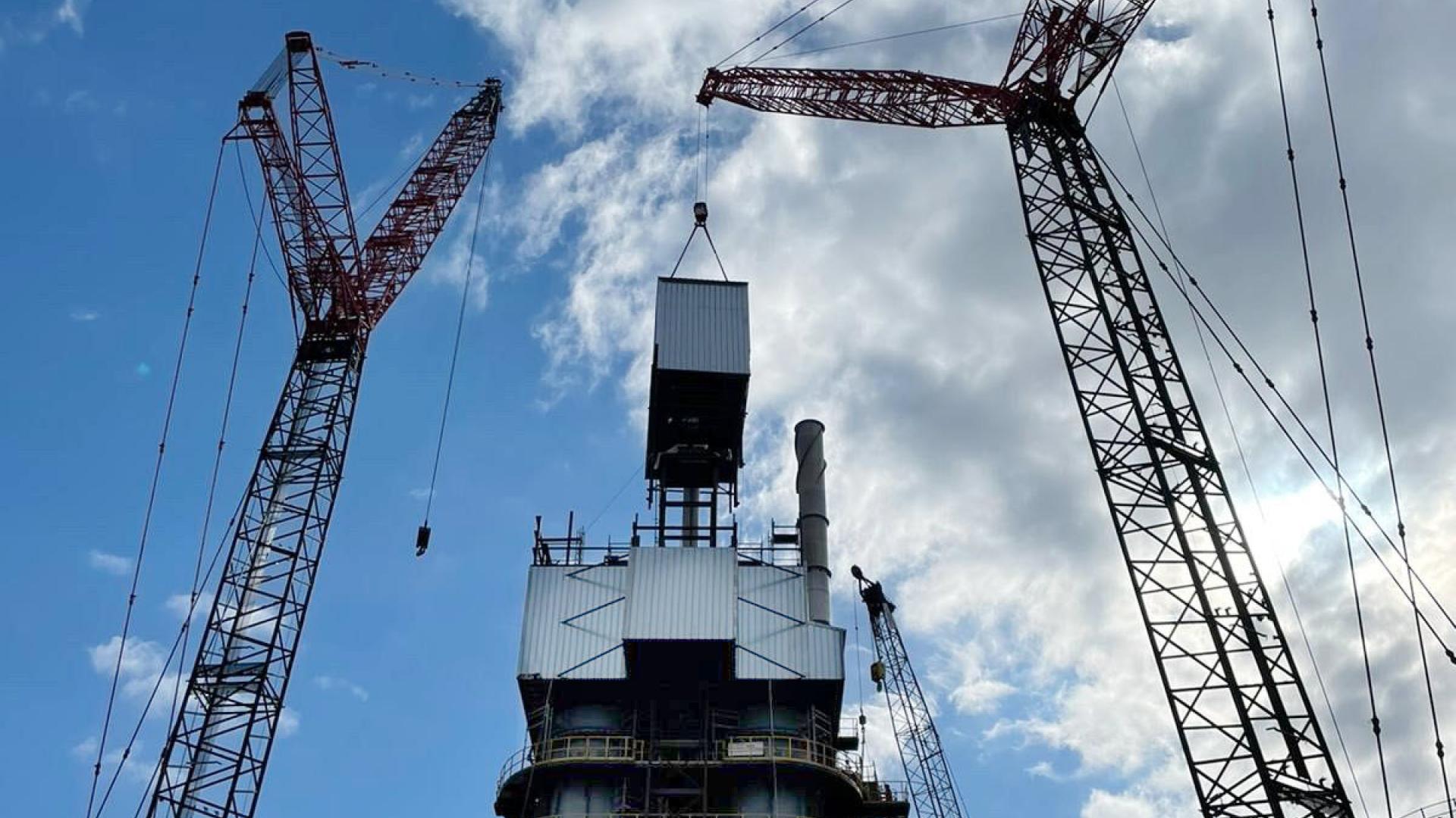 Installation of a lime kiln superstructure Installation of a lime kiln superstructure